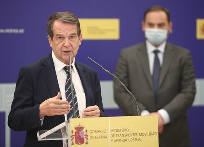 El presidente de la FEMP, Abel Caballero, interviene durante el acto de la firma con el ministro de Transportes, Movilidad y Agenda Urbana, José Luis Ábalos.