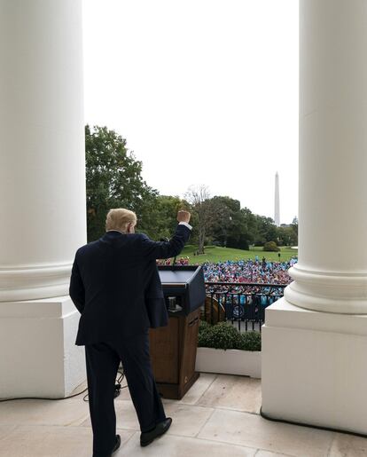 Trump tiene previsto realizar un mitin el lunes por la noche en Florida. Es decir, que el presidente, que este sábado permanece infectado, viajará en un avión con el entorno habitual y se dirigirá a sus seguidores cara a cara por primera vez desde que lo hizo hace dos jueves en Nueva Jersey, el último acto público al que asistió.