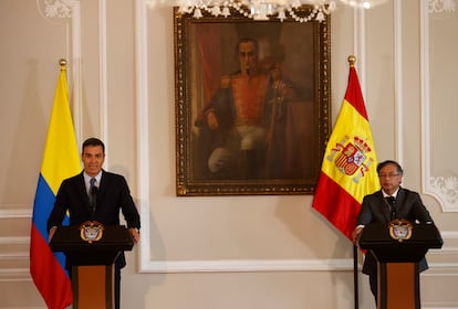 El presidente del gobierno de España Pedro Sánchez, a la izquierda, junto al presidente de Colombia Gustavo Petro, a la derecha, este miércoles en Bogotá (Colombia).
