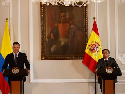 El presidente del gobierno de España Pedro Sánchez, a la izquierda, junto al presidente de Colombia Gustavo Petro, a la derecha, este miércoles en Bogotá (Colombia).