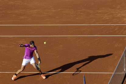 Nadal devuelve la pelota en el partido ante Chung.