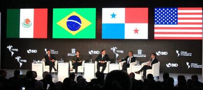 Da esquerda para a direita, os presidentes do México, Enrique Peña Nieto; do Brasil, Dilma Rousseff, do Panamá, Juan Carlos Varela; e dos Estados Unidos, Barack Obama, e o diretor do Banco Interamericano de Desenvolvimento, Luis Alberto Moreno, participam do encerramento da II Cúpula Empresarial das Américas, como parte da VII Cúpula das Américas.