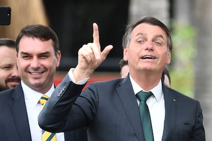 El presidente Jair Bolsonaro y su hijo, el senador Flavio Bolsonaro, en noviembre de 2019 en Brasilia.