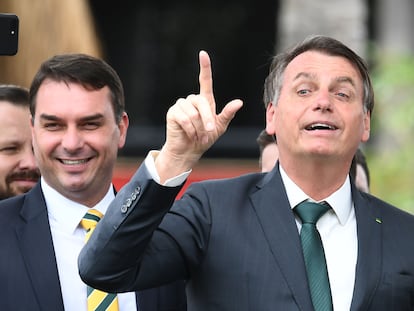 El presidente Jair Bolsonaro y su hijo, el senador Flavio Bolsonaro, en noviembre de 2019 en Brasilia.