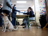 Mesa electoral en el IES Virgen del Pilar de Zaragoza.