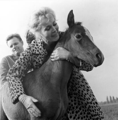 La actriz Zsa Zsa Garbo durante una visita a la localidad húngara de Babolna, en 1968.