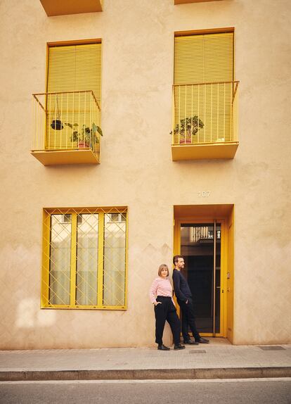 Los arquitectos Anna y Eugeni Bach, en el edificio de la calle Horta, en Barcelona.