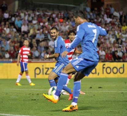 Benzema observa el control defectuoso de Cristiano que propició el 0-1.