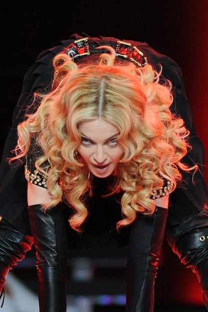 Madonna es la verdadera pionera en esto de la raíz. Lo lleva tan a rajatabla, que en su actuación en la Superbowl se presentó con un bonito peinado... y un dedo de raíces oscuras. ¿No se podía haber teñido justo el día antes, aprovechando que iba a tener a millones de televidentes pendientes de ella?