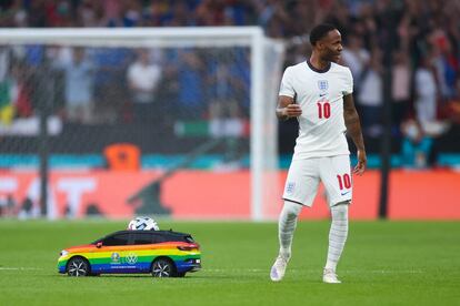 Un minicoche operado por control remoto entrega el balón del partido al inglés Raheem Sterling antes de la final de la Eurocopa.