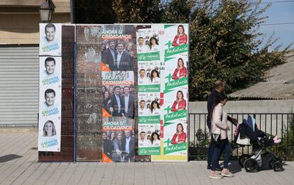 Un muro con carteles electorales en Las Gabias (Granada).