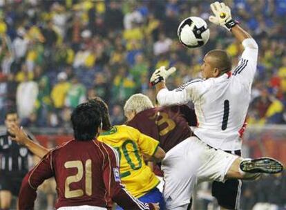 Sobis. Fuenmayor , Rey y Vega luchan por el balón