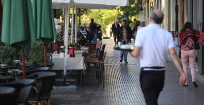 Terrazas instaladas en las aceras de Madrid. En la imagen, la calle Santa Engracia.