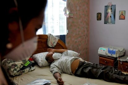 Adolfo Nieto, uno de los afectados por la glicerina industrial, durante una sesión de diálisis en su casa, en julio de 2008