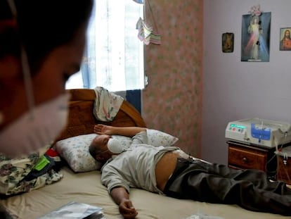 Adolfo Nieto, uno de los afectados por la glicerina industrial, durante una sesi&oacute;n de di&aacute;lisis en su casa, en julio de 2008