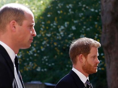 Los príncipes Guillermo y Enrique, en el funeral de su abuelo, Felipe de Edimburgo, en el castillo de Windsor el 17 de abril de 2021.