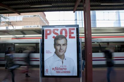 Cartel electoral Pedro S&aacute;nchez, en la estaci&oacute;n de Chamart&iacute;n.