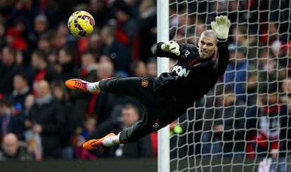 Víctor Valdés calienta en el descanso de un partido del United.