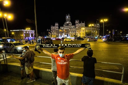 Un aficionado celebra el título de LaLiga en los alrededores de la fuente de la Cibeles. El Ayuntamiento de Madrid preparó un dispositivo de más de 200 agentes de la Policía Nacional junto con el apoyo de 120 efectivos de la Policía Municipal de Madrid para controlar que los seguidores que se desplazarán a la zona cumplieran con el protocolo de seguridad.