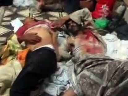 Dos hombres yacen muertos en Hama, en un v&iacute;deo colgado en You Tube.