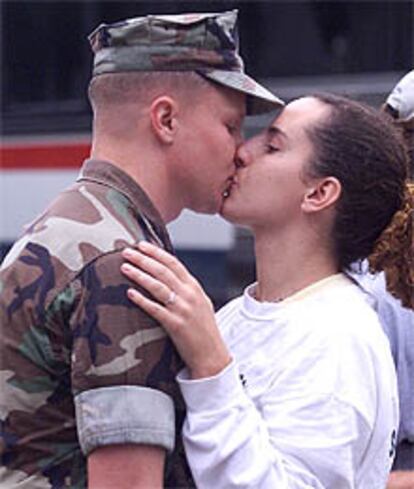 Los primeros marines salen de EE UU para embarcarse en la operación de represalia. En la imagen, Michael Boyd se despide de su novia, Jessica.