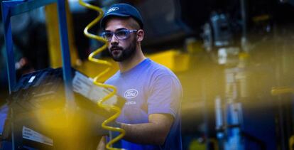 Un trabajador de la planta de Ford en Almussafes (Valencia).