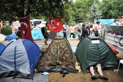 Tiendas de campa&ntilde;a de los j&oacute;venes que ocupan el parque Gezi en Estambul, hoy.