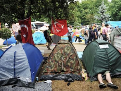 Tiendas de campa&ntilde;a de los j&oacute;venes que ocupan el parque Gezi en Estambul, hoy.