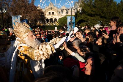 El Rey Melchor, saludando a los centenares de niños que han acudido esta tarde al puerto de Barcelona para presenciar su llegada. 