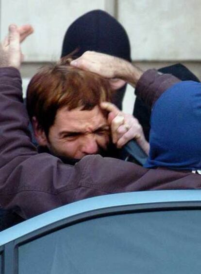 Policías franceses introducen en un coche al etarra Garikoitz Etxeberria a la salida de una vista en un tribunal de Pau.