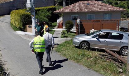 Agentes de la Guardia Civil, en la casa donde han sido hallados muertos un hombre y una mujer en localidad pontevedresa de O Porriño.