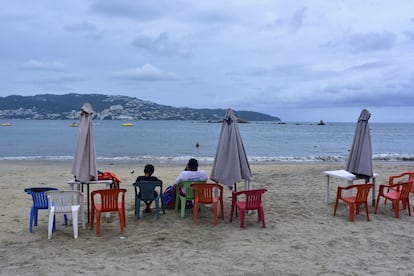 En el Estado de Guerrero las clases fueron suspendidas en todos los niveles y las autoridades pidieron extremar precauciones a los habitantes de las regiones de Costa Chica y Acapulco.