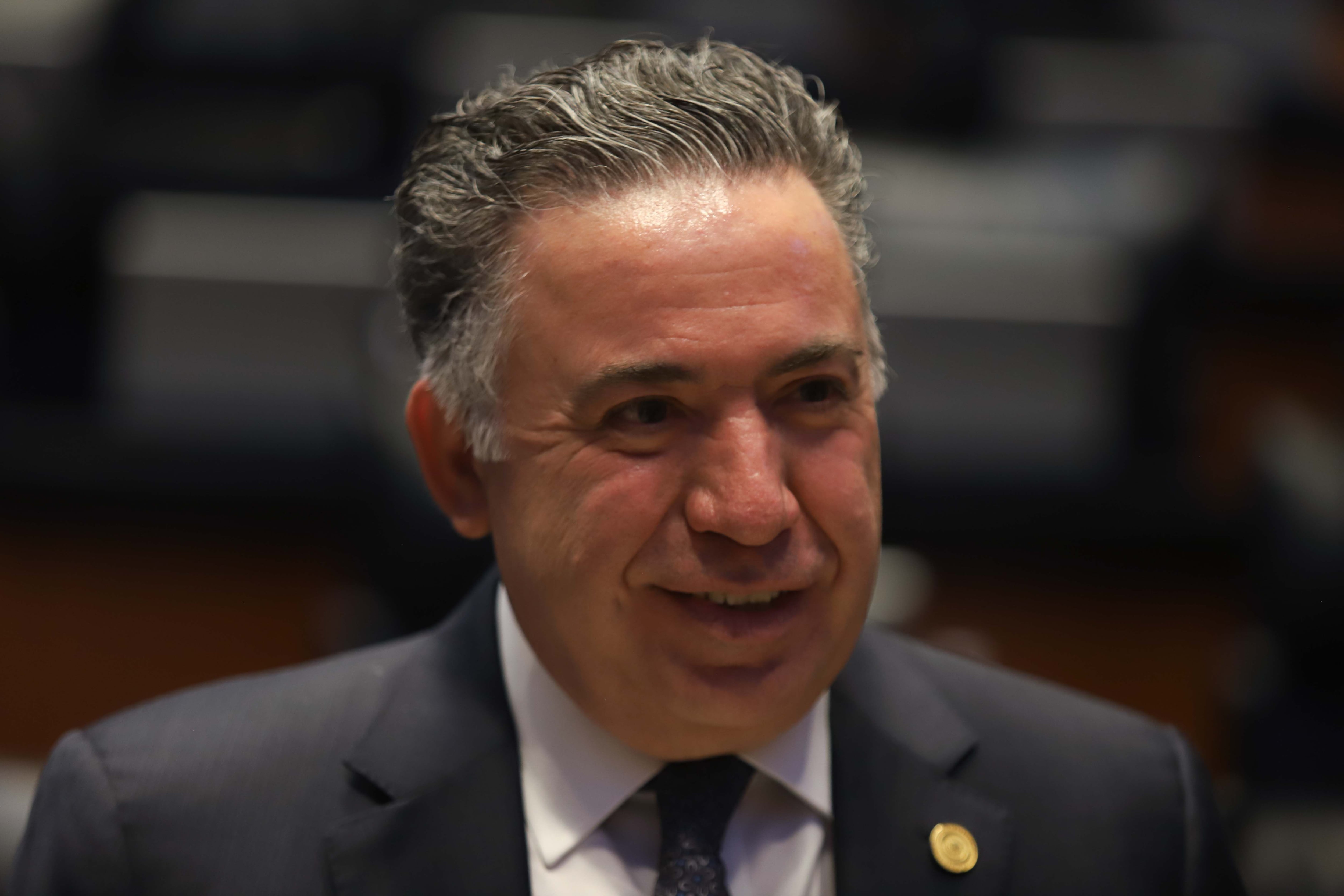 Enrique Inzunza evita los reflectores del Senado y solicita licencia para que su suplente vote