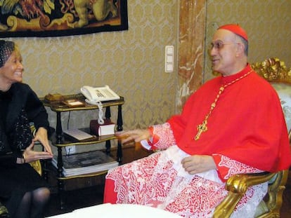 Mar&iacute;a Teresa  Fern&aacute;ndez de la Vega, cuando era vicepresidenta, con el cardenal Bertone. 