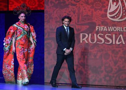 El futbolista uruguayo Diego Forlan llega acompañado de una azafata.