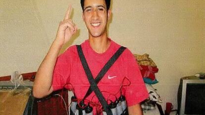 Youssef Aalla, uno de los integrantes de la célula de Ripoll (Girona) muerto en Alcanar (Tarragona), posa con un chaleco con explosivos.