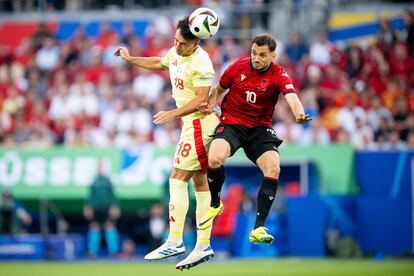 Martín Zubimendi y Nedim Bajrami en una lucha aérea por el balón.