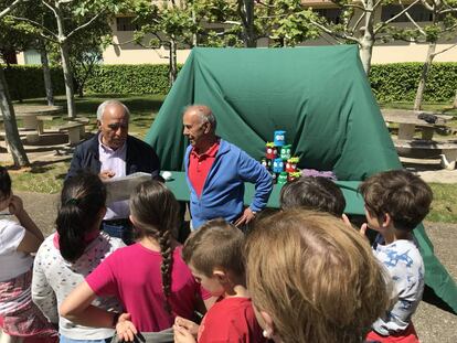 Taller de uno de los centros de mayores adscritos al proyecto 'Terceros en edad, primeros en reciclaje'.