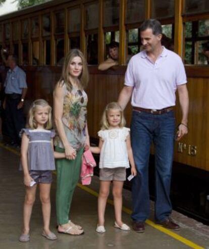 Los Príncipes de Asturias con sus hijas, Leonor y Sofía, el 6 de agosto de 2012 en Palma de Mallorca.