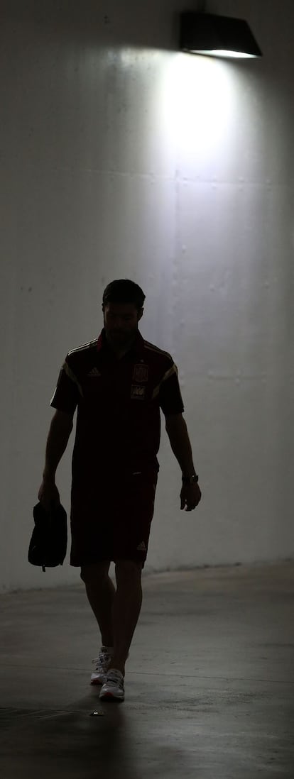 Xabi Alonso camina por el interior del Fedex Field Stadium