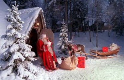 Santa Claus, a las puertas de su cabaña en Rovaniemi (FInlandia).