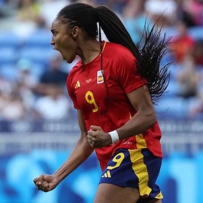 LYON, 03/08/2024.- La delantera de España Salma Paralluelo durante la tanda de penaltis en el partido de cuartos de final de fútbol femenino de los Juegos Olímpicos de París 2024, disputado entre España y Colombia, en el Estadio de Lyon (Francia). EFE/ Kiko Huesca
