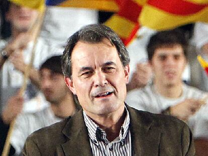 Montilla (izquierda) y Mas se dan la mano en el debate.