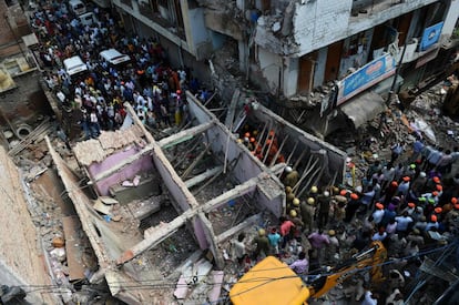 Miembros de la Fuerza Nacional de Respuesta a Desastres (NDRF) buscan víctimas en el colapso de un edificio en Nueva Delhi (India).