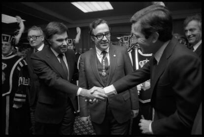 Celebración del Día de la Constitución el 6 de diciembre de 1982 en el Congreso de los Diputados. Adolfo Suárez saluda al nuevo presidente del Gobierno, Felipe González, en presencia de Gregorio Peces-Barba, presidente del Congreso.
