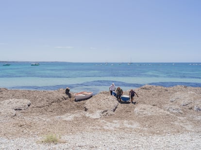 Pescadores de regreso a la playa de Putzu Idu, en San Vero Milis.