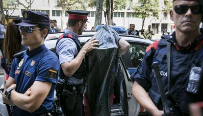 12/07/2016 - Barcelona - El dueño del restaurante Yubari, el armenio Arman Mayilyan, llega al local tras ser detenido.