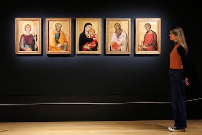 Las obras 'San Ansano', 'San Pedro', 'La Virgen y el Niño', 'San Andrés' y 'San Lucas' del pintor italiano Simone Martini durante la vista previa de la exposición en la National Gallery de Londres.