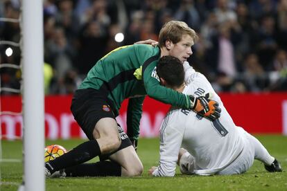 Giedrius Arlauskis, portero del Espanyol, abraza a Cristiano que se quedó tendido en el césped después de marcar el quinto gol del Madrid. 
