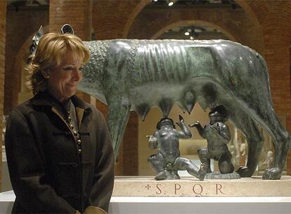 La presidenta de la Comunidad de Madrid, Esperanza Aguirre, posa con una de las piezas estrella de la muestra. Se trata de la <i>Loba capitolina</i> del Palacio Senatorio de Roma, la mejor réplica que  existe de la original.